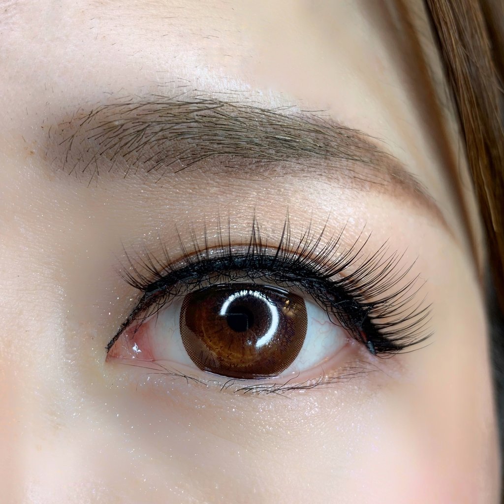 eyes with magnetic lashes